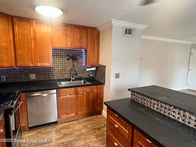 Building Photo - 145 E Colonial Ct
