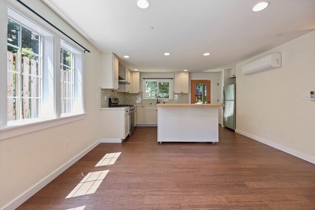 Building Photo - MOVE IN READY NOW! Stylish One-Bedroom A/C...