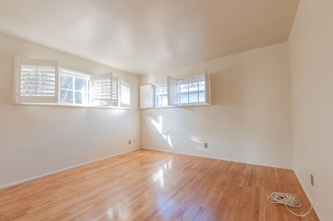 Building Photo - Beautiful single family house for rent