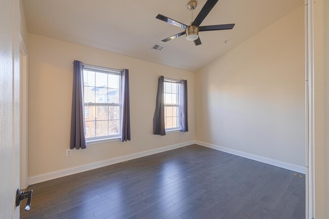 Building Photo - 904 Crestfield Dr