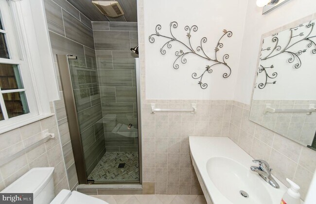 Building Photo - 628 Tazewell Rd NW