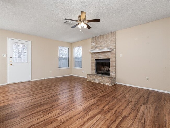 Building Photo - 706 Rollingway Dr