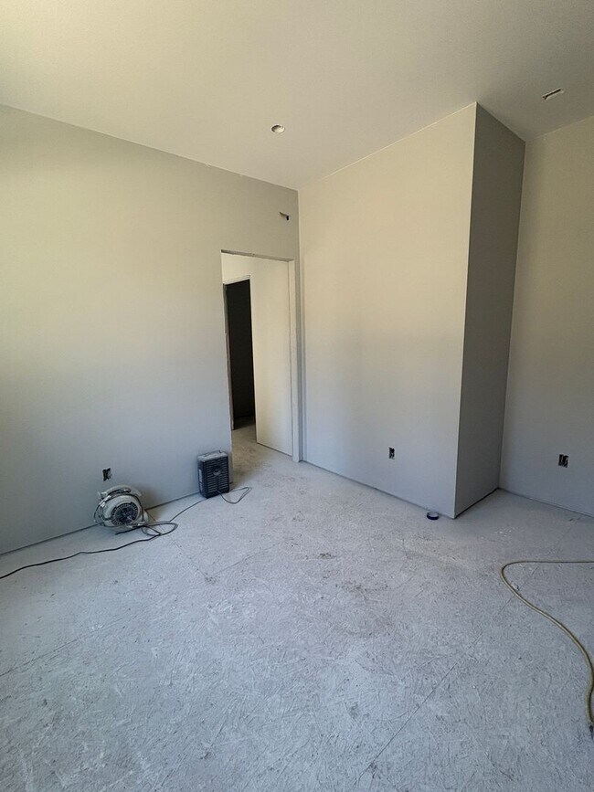 Building Photo - Brand New - Big 5 bedroom House