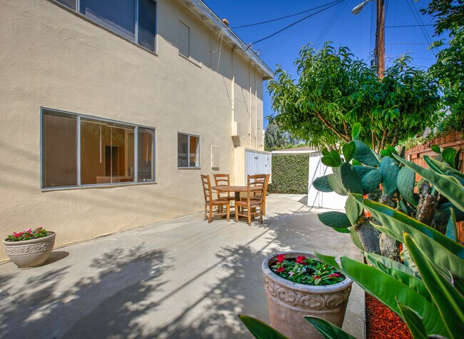 Building Photo - 2256 S Carmelina Ave