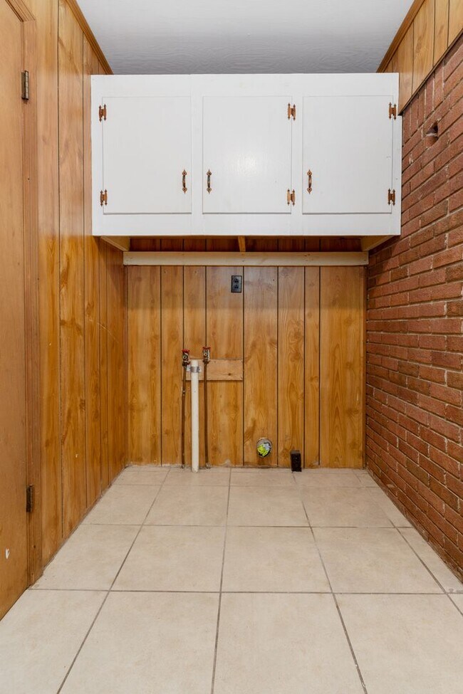 Building Photo - Charming ranch - style home in an unbeatab...