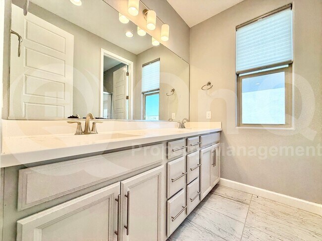 Building Photo - 262 E Lantana Dr