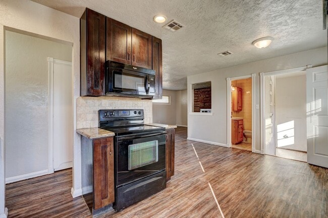 Building Photo - 3 Bed 1.5 Bath in Del City!