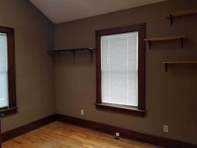 Building Photo - 2 bedroom House Close to Campus!