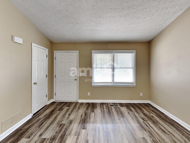 Building Photo - 1005 Whispering Woods Dr