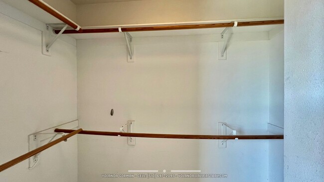 Building Photo - Stylish and modern loft-like 2 bedroom 2.5 bath condo in an urban oasis!