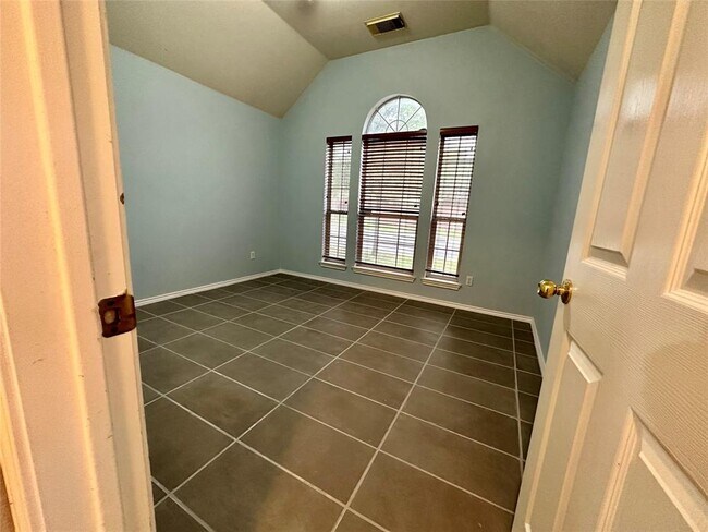 Building Photo - 1800 Briarton Ln N