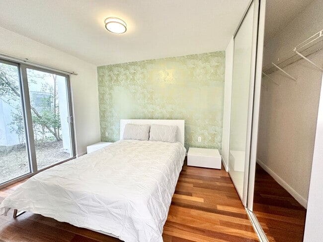 Building Photo - Tastefully furnished 1bed/1bath in the heart of South Beach!