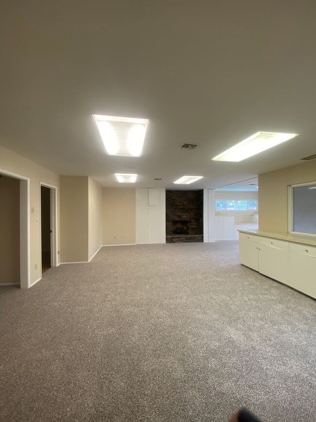 Building Photo - Pool Home in Orange for Lease