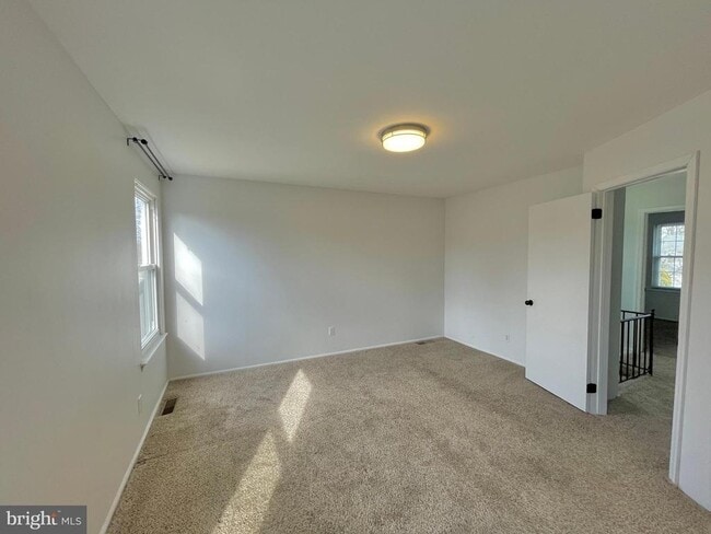 Building Photo - 7 N Hill Dr