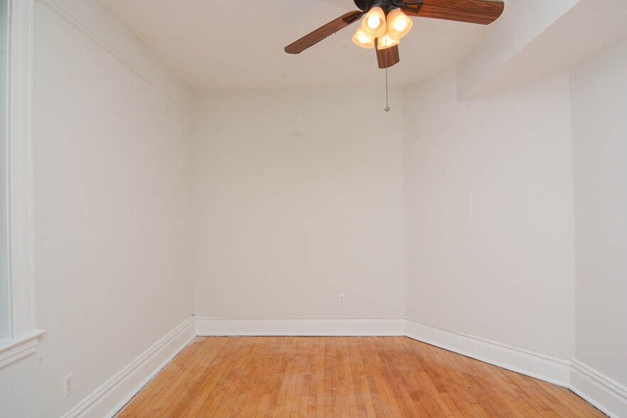 Building Photo - 1009 N Sacramento Ave