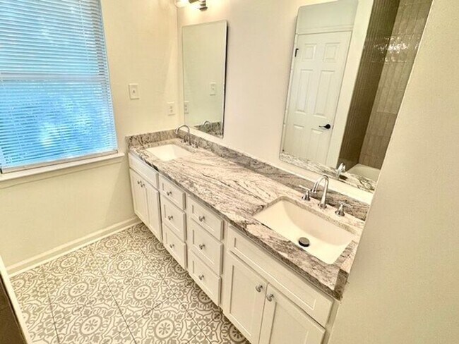 Building Photo - Spacious updated Cordova Townhome Available!