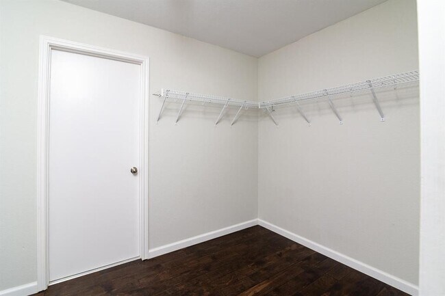 Building Photo - 9628 Beechnut Dr