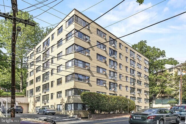 Building Photo - Great 2 Bed / 1 Bath Apartment near Embass...