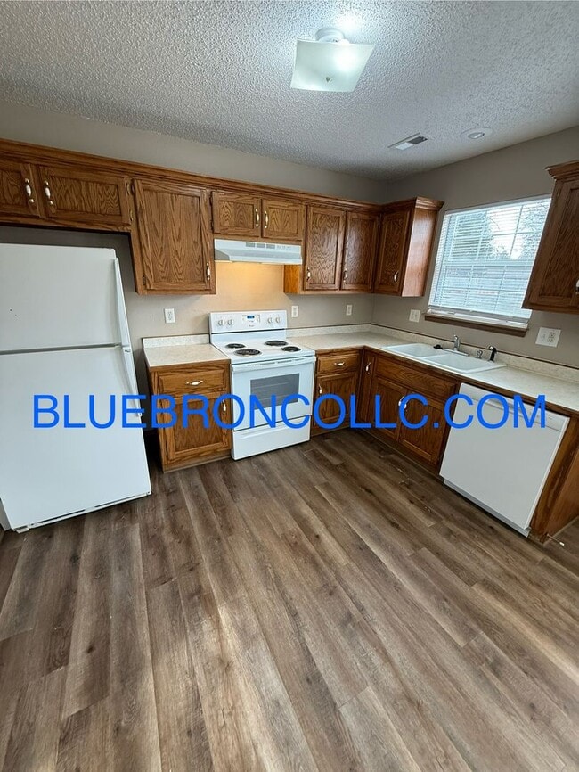 Building Photo - Lovely 2 bedroom townhome in Peculiar