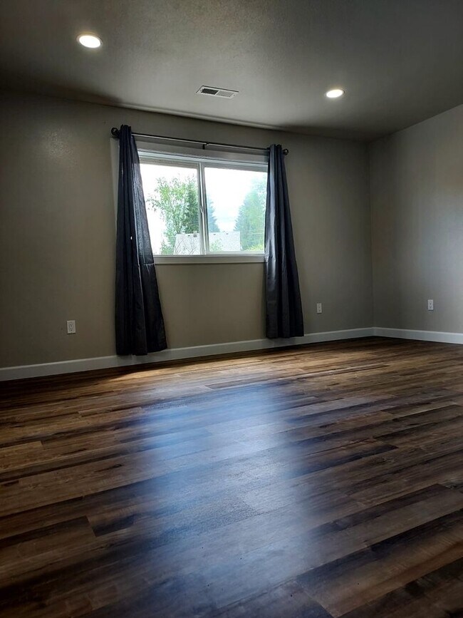 Building Photo - 2 Story Remodeled Single-Family Home in Po...