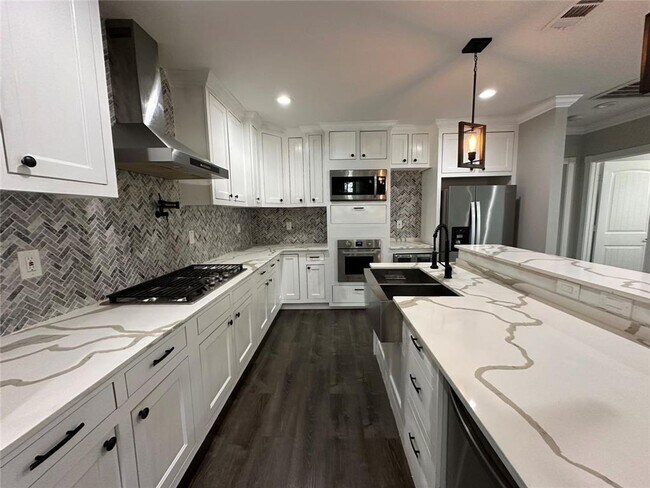 Building Photo - completely renovated 1930 Craftsman bungalow in the sought after Brooke Smith subdivision of Hous...