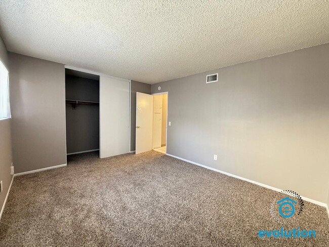 Building Photo - 332 Compton St