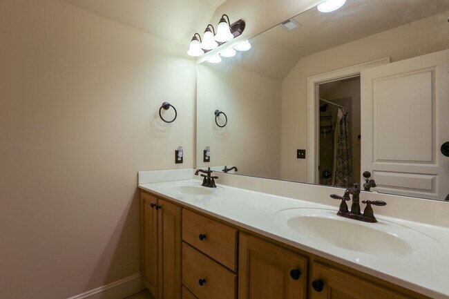 Building Photo - Gorgeous Three Bedroom Home!