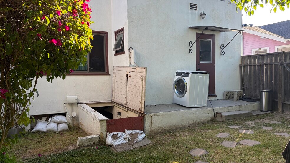 Building Photo - 2510 De la Vina St