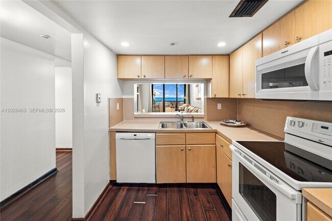 Building Photo - 2555 Collins Ave
