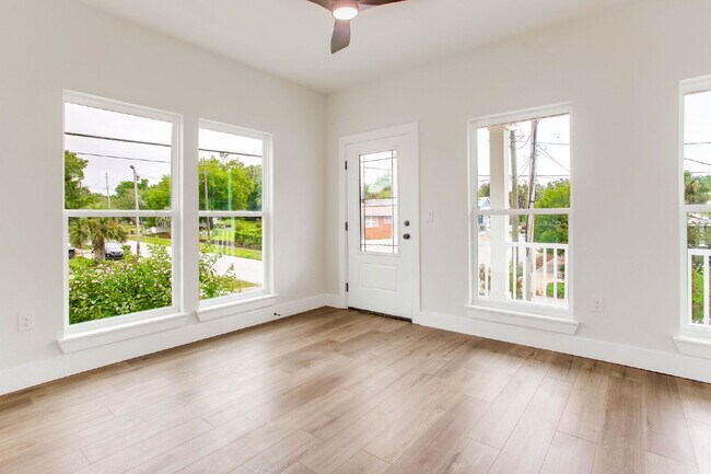 Building Photo - Brand new construction just minutes from downtown Pensacola and a quick trip to the beach. Ready ...