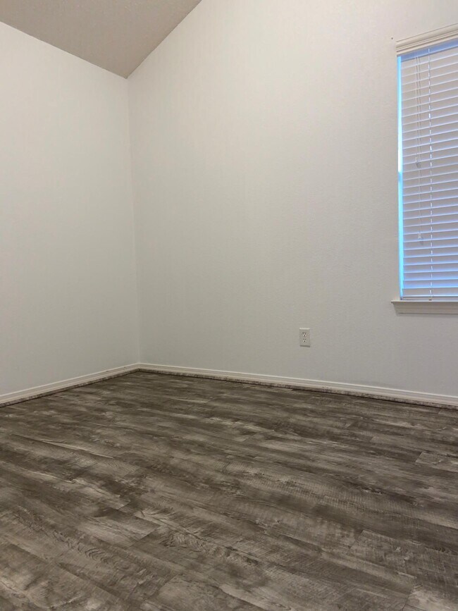 Building Photo - 1470 Senda Del Sol Ln