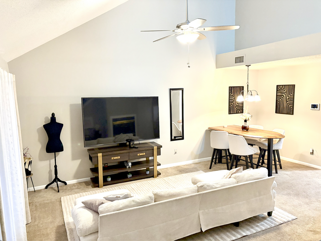 Building Photo - 421 Woodview Ln