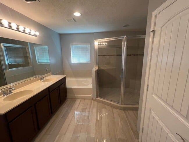 Building Photo - 810 Palm Tree Ln