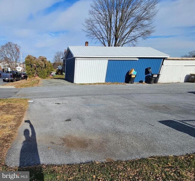 Building Photo - 301 E 4th St