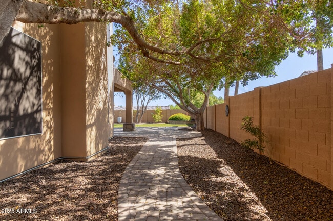 Building Photo - 1211 E Desert Flower Ln