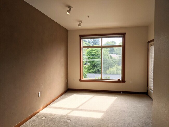 Building Photo - Centrally Located Condo