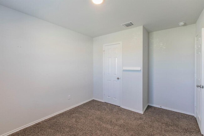 Building Photo - 237 Poplin Ln