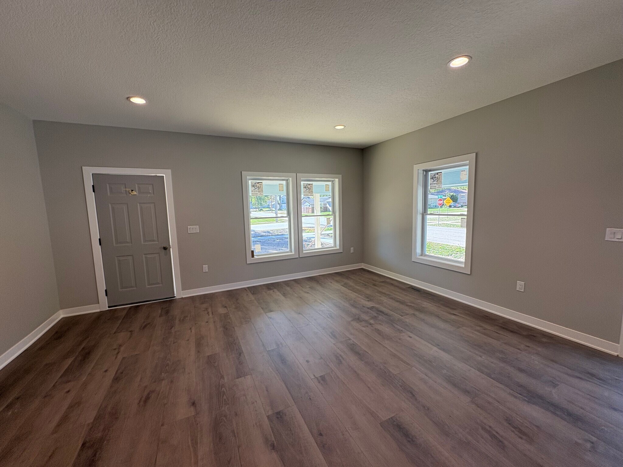 Building Photo - 405 Main St