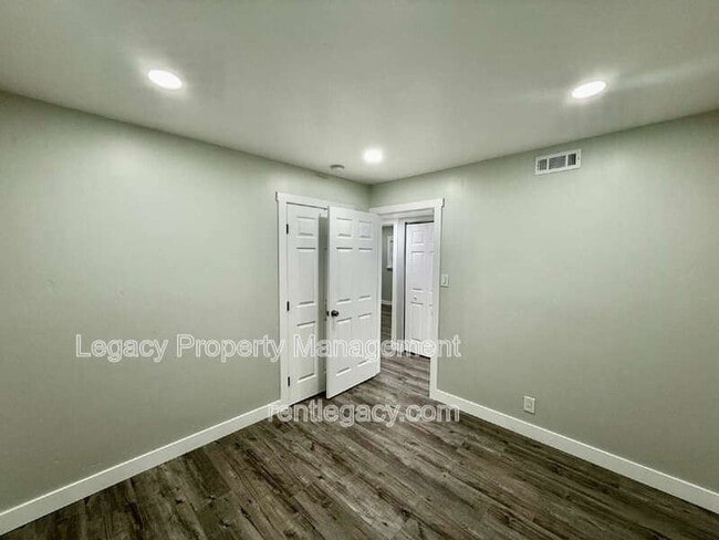 Building Photo - 6920 Demaret Dr