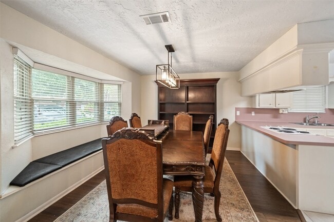 Building Photo - 416 Rolling Hills Dr W