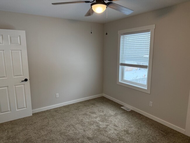 Building Photo - Elizabeth - 321/323