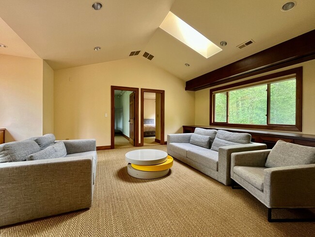Building Photo - Luxury Estate Retreat in the Heart of Samm...