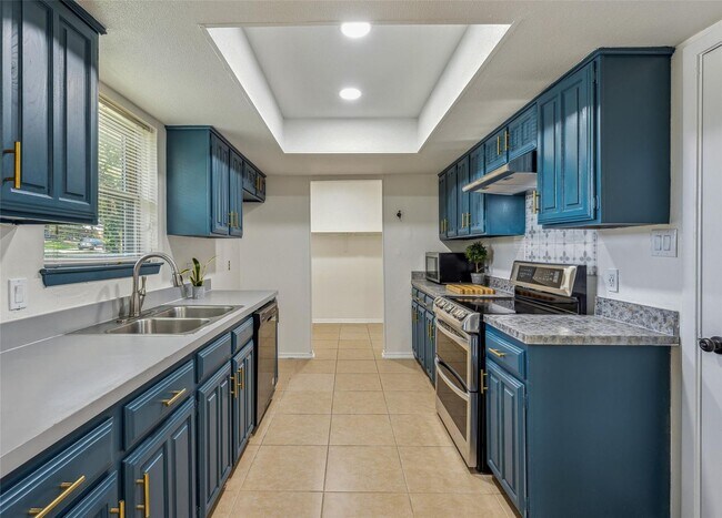 Building Photo - Beautifully crafted 3 Bed 2 Bath home in L...