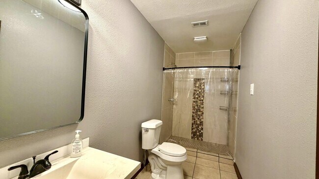 Building Photo - 1419 Reagan Dr