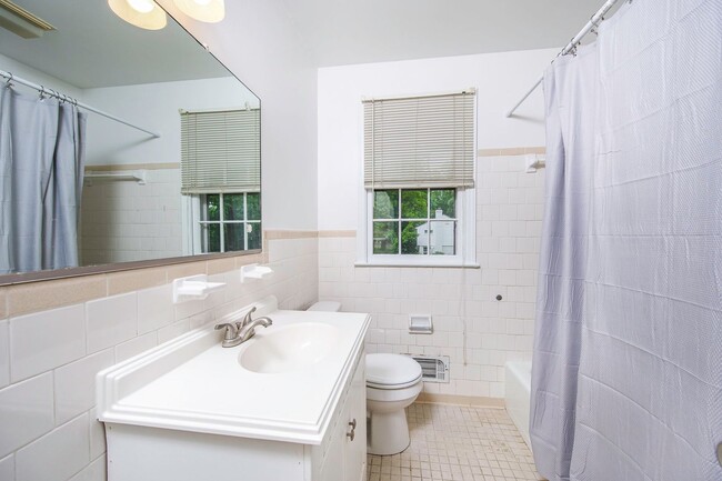 Building Photo - Charming 3BR Home with Hardwood Floors, Fireplace & Bright Living Spaces in Midlothian
