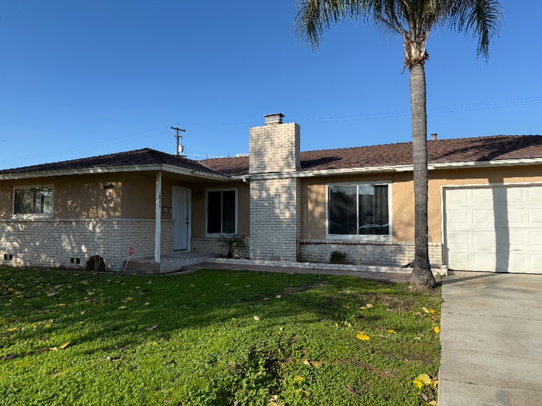 Building Photo - 4869 E Simpson Ave