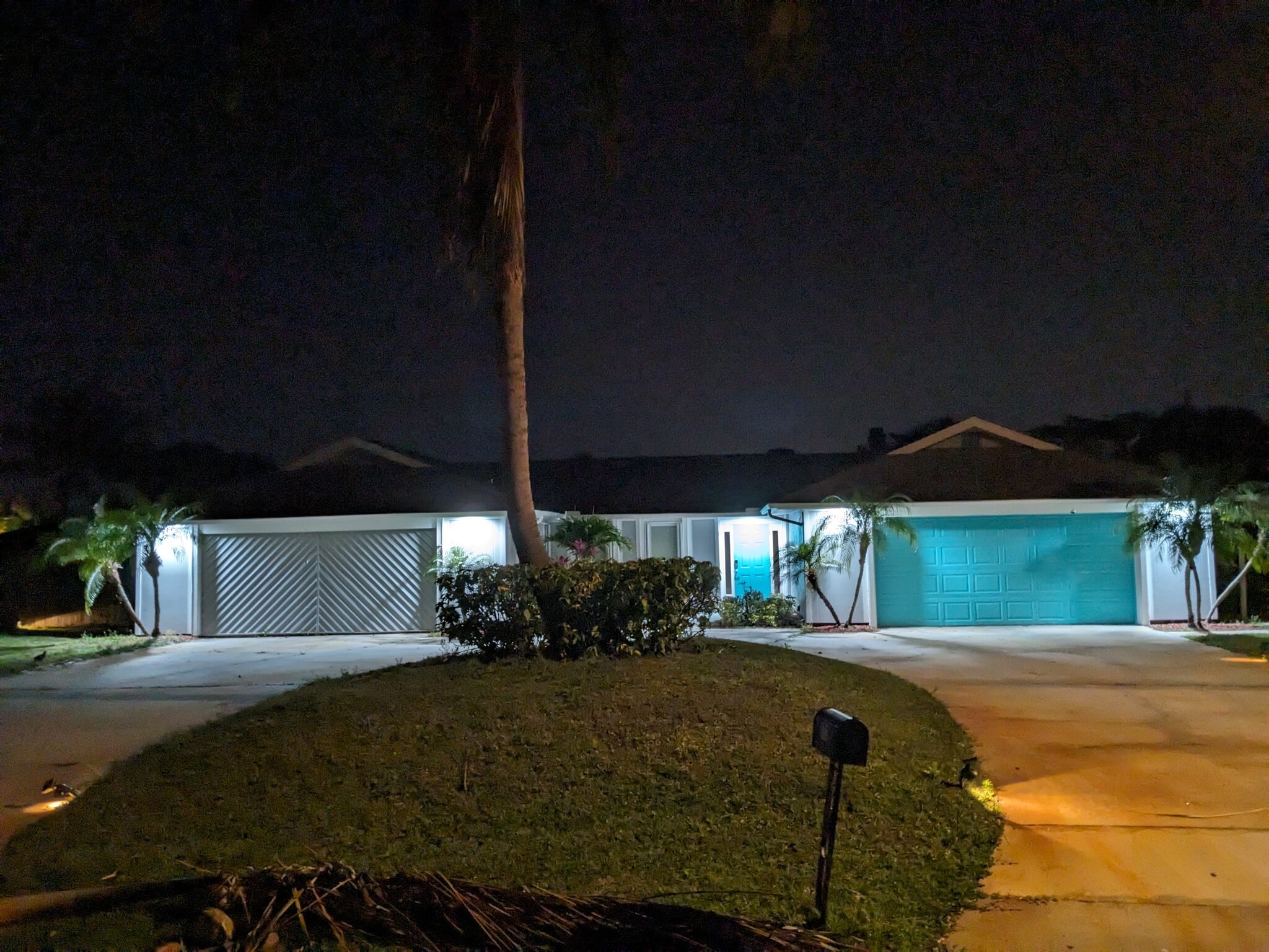 Huge 3700 sq ft with circular driveway - 171 NE Caprona Ave