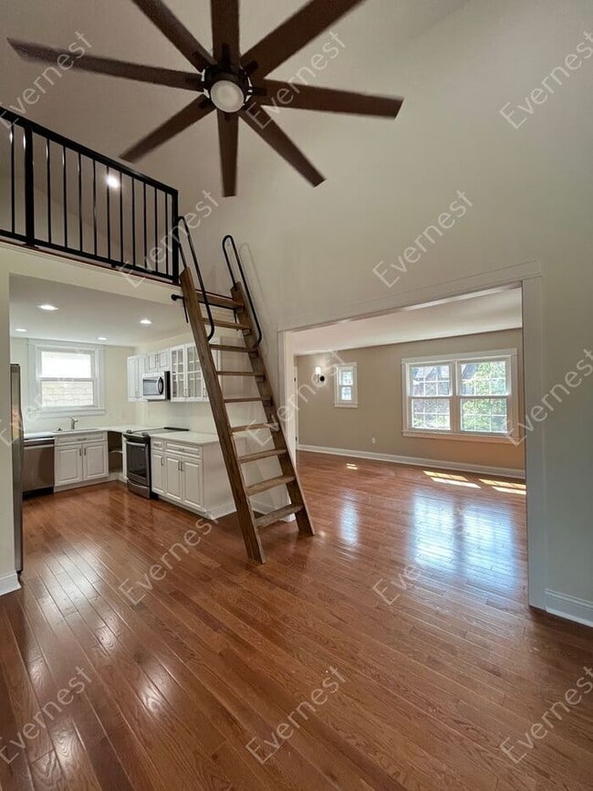 Building Photo - Charming 2-Bedroom Home with Modern Amenit...