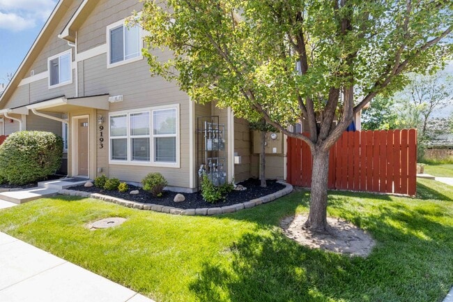 Building Photo - 2 bedroom Townhome