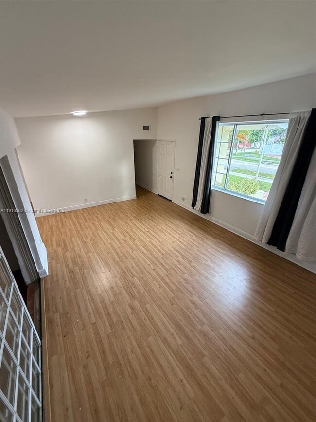 Building Photo - 8401 SW 33rd Terrace